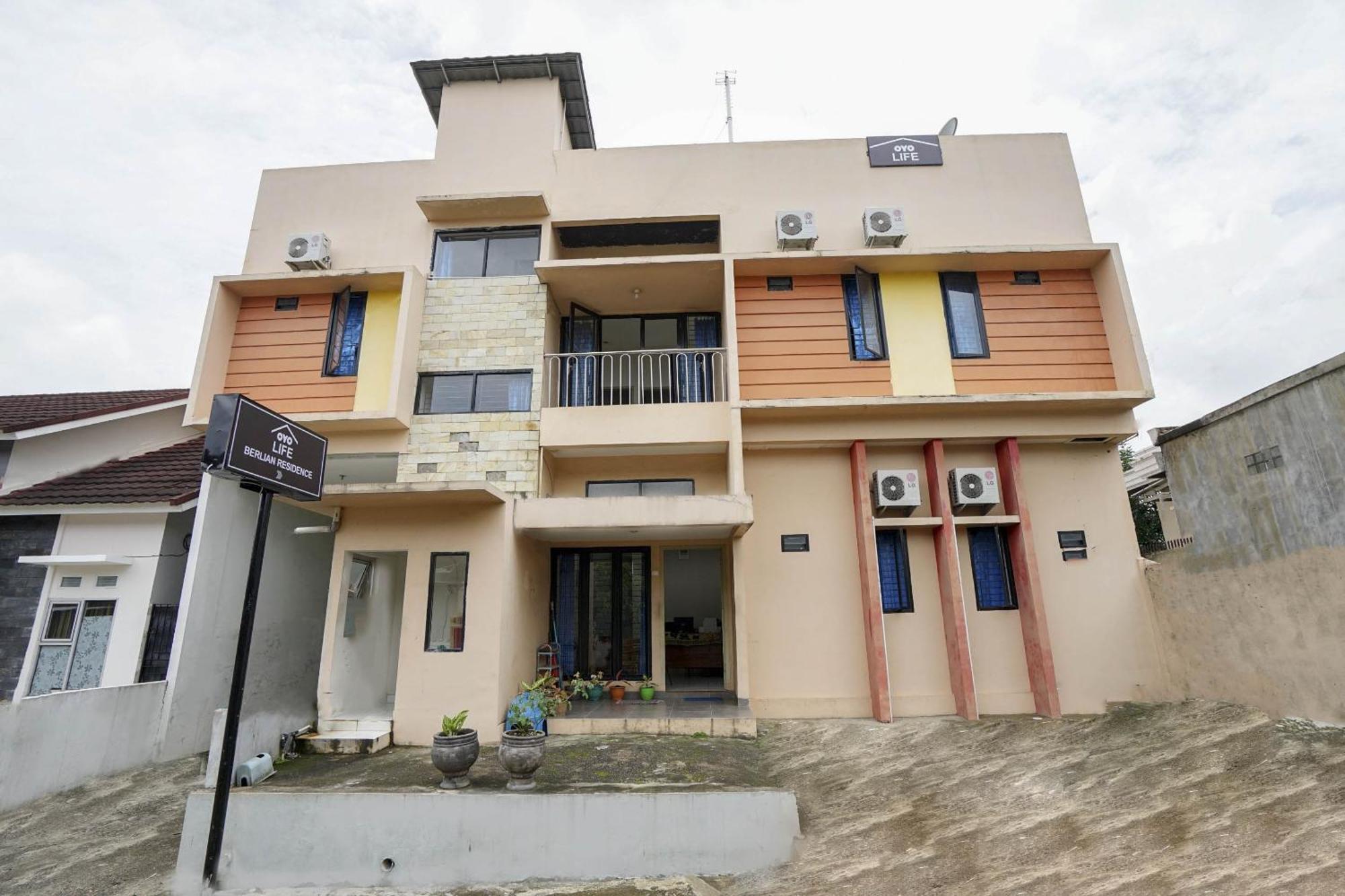 Oyo Life 2874 Berlian Hotel Palembang